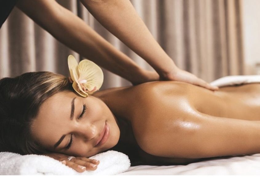 Gentle relaxation oil massage on the back and shoulders at a Thai spa in Athlone